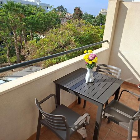 Central 2-Bed Apartment In Estepona Port Exterior foto