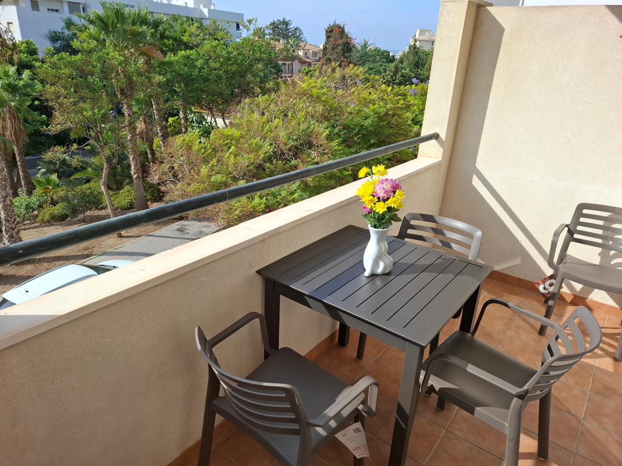 Central 2-Bed Apartment In Estepona Port Exterior foto